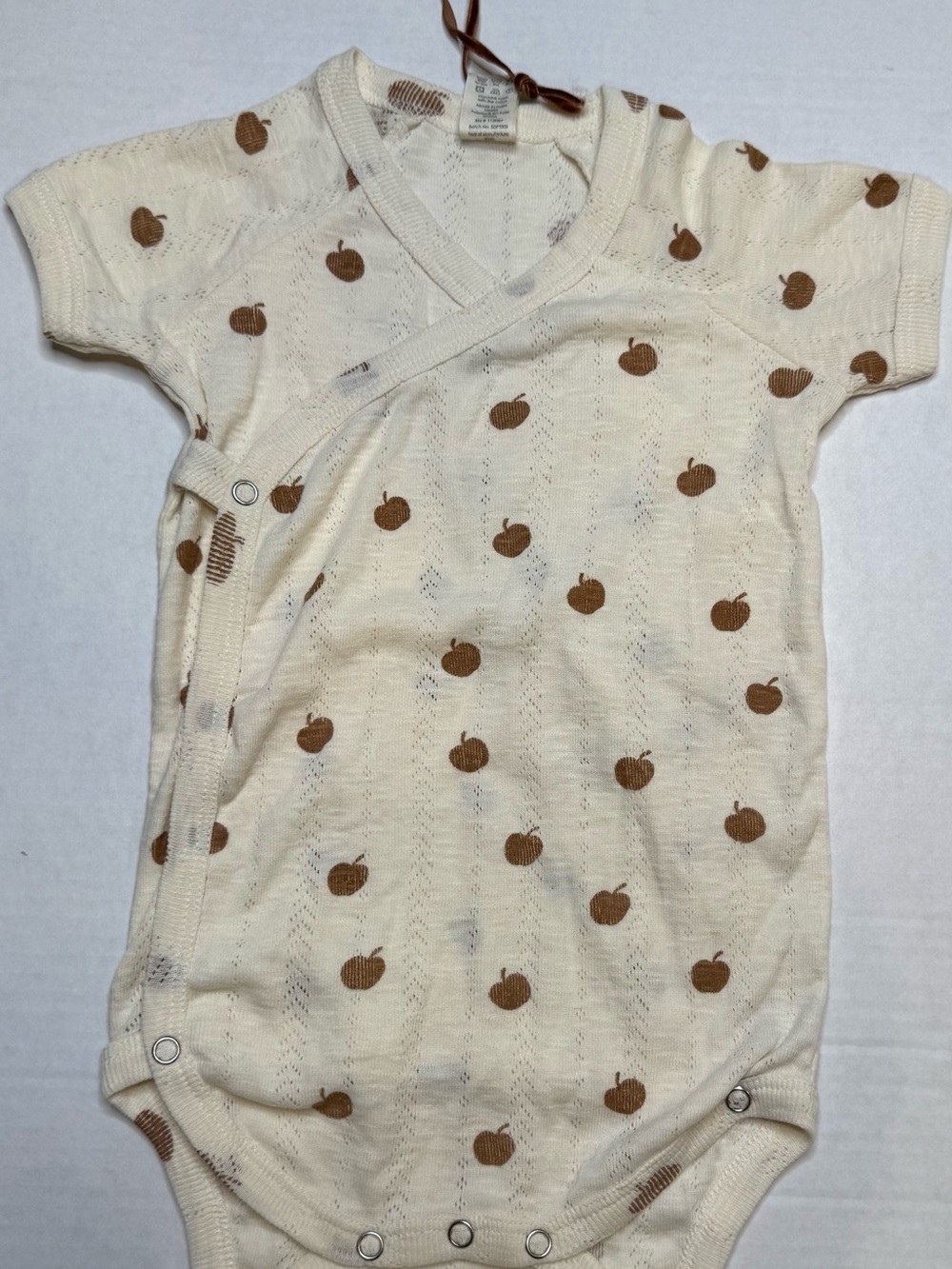 Kate Quinn Organic Cotton Apple Print Wrap Bodysuit NWT Size 18-24 Months - Picture 2 of 3